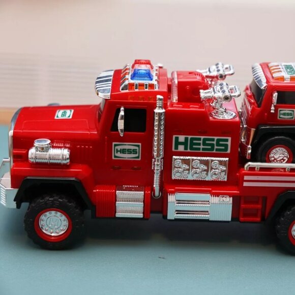 2015 Hess Fire Truck and Ladder Rescue New In Open Box. - Picture 1 of 3